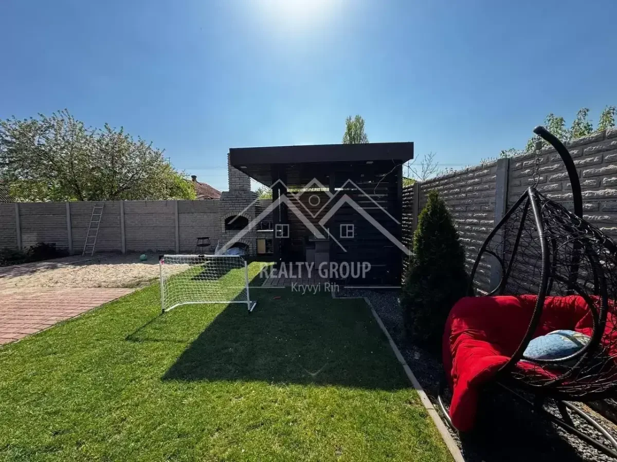 Продаж будинку з сучасним ремонтом та меблями у ЦМ р-ні 4