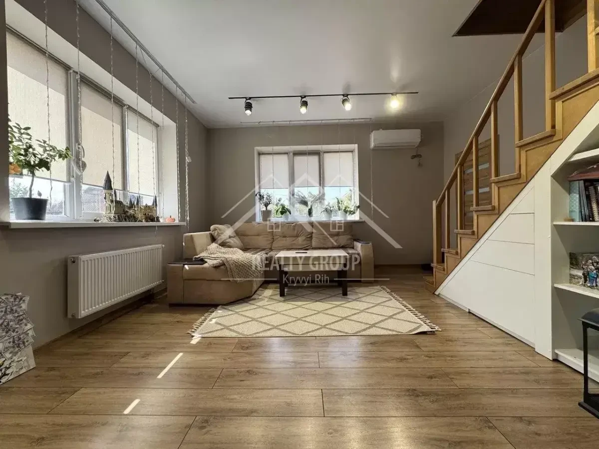 Продаж будинку з сучасним ремонтом та меблями у ЦМ р-ні 6