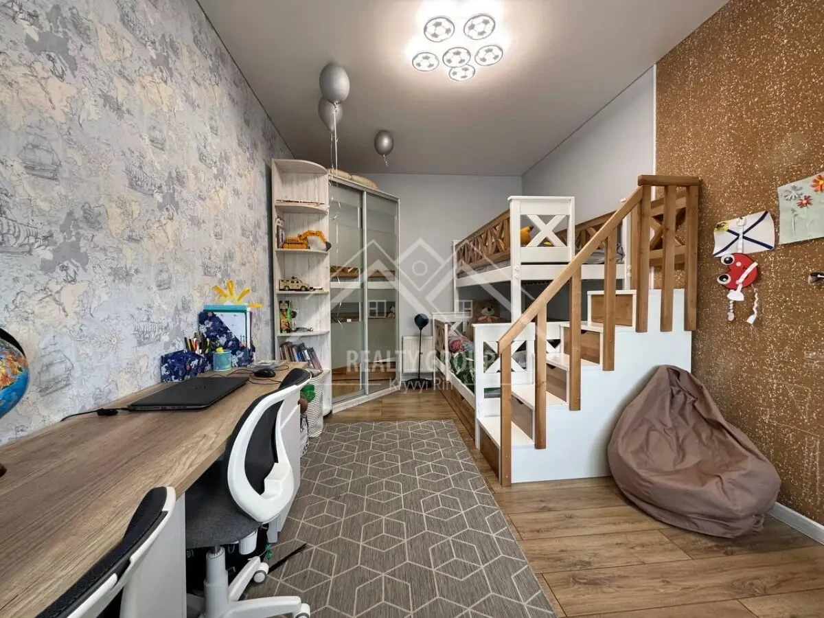 Продаж будинку з сучасним ремонтом та меблями у ЦМ р-ні 7