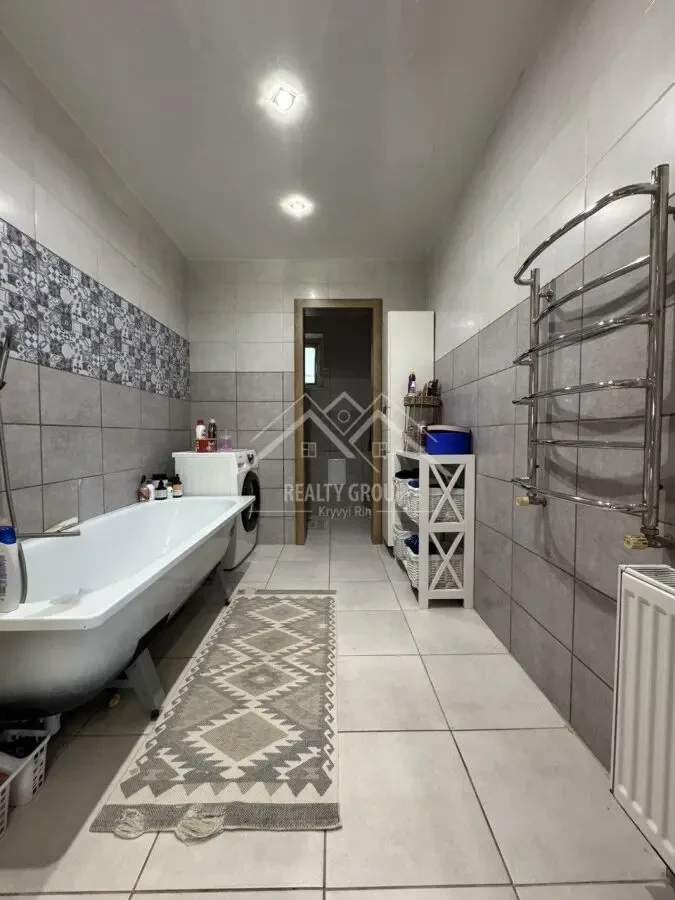 Продаж будинку з сучасним ремонтом та меблями у ЦМ р-ні 10