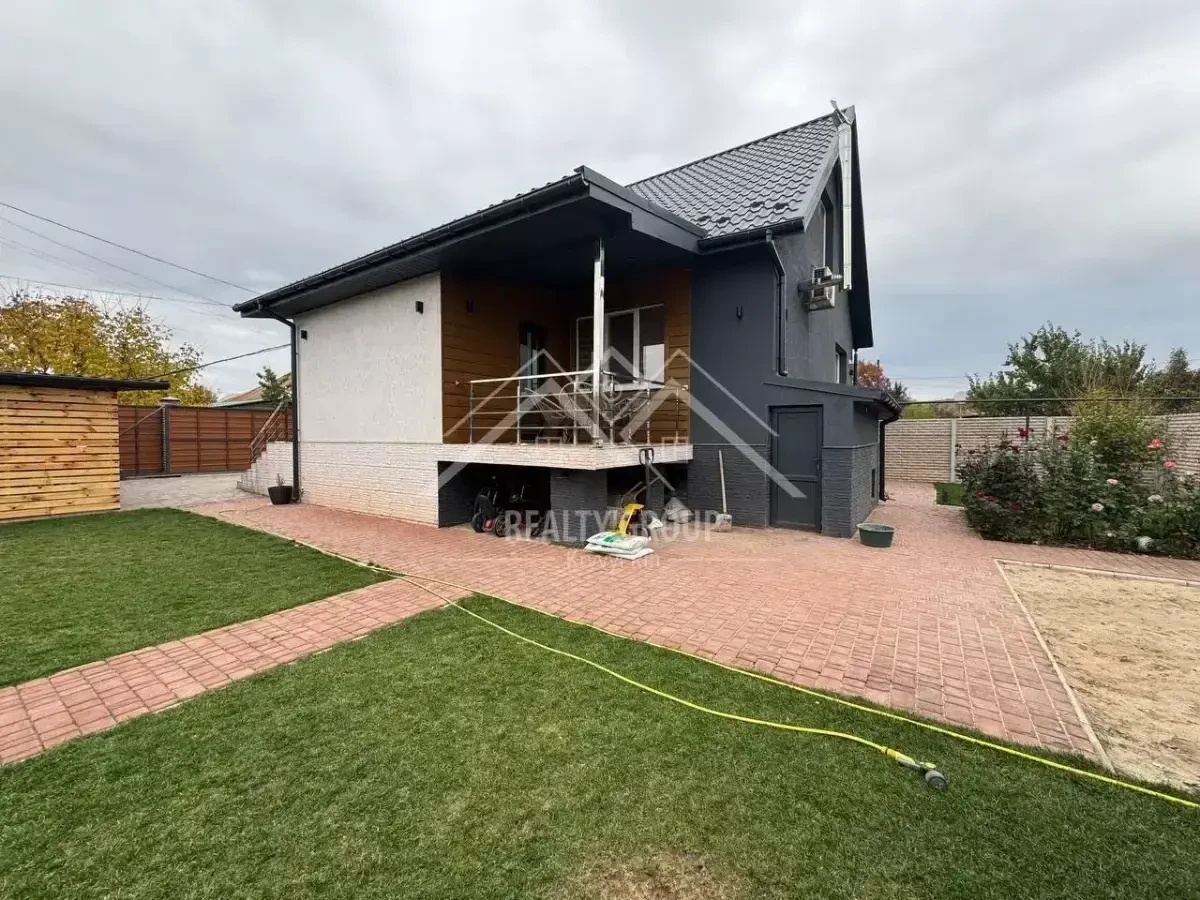 Продаж будинку з сучасним ремонтом та меблями у ЦМ р-ні 3