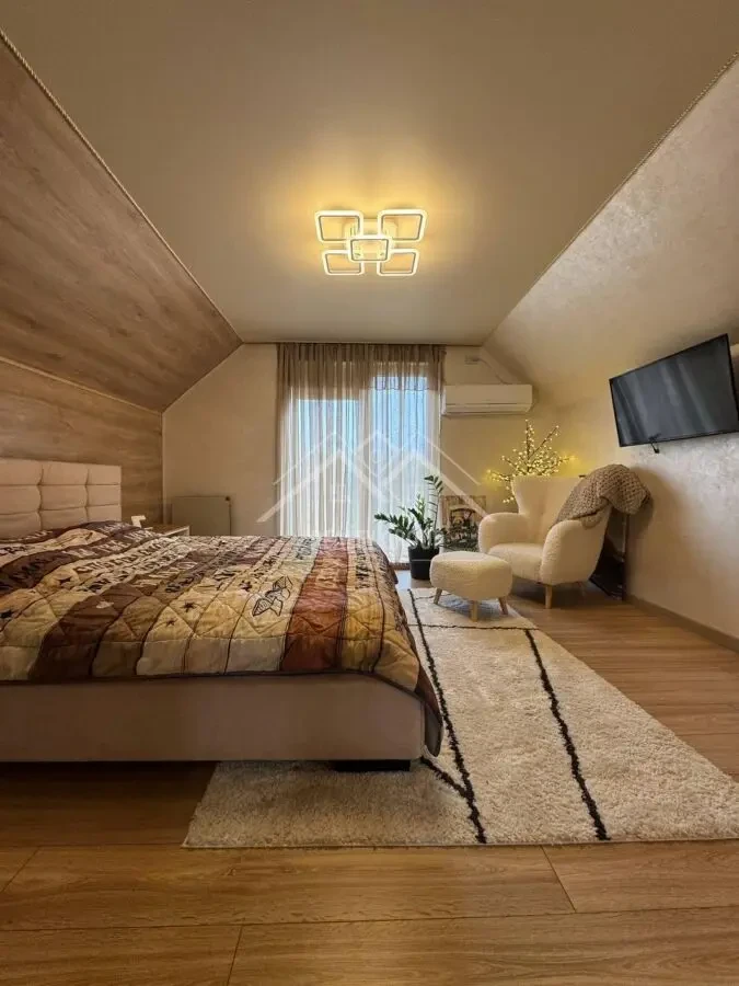 Продаж будинку з сучасним ремонтом та меблями у ЦМ р-ні 8