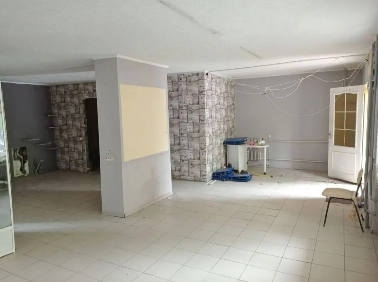 Продаж комерційного приміщення на вул. Робоча 9