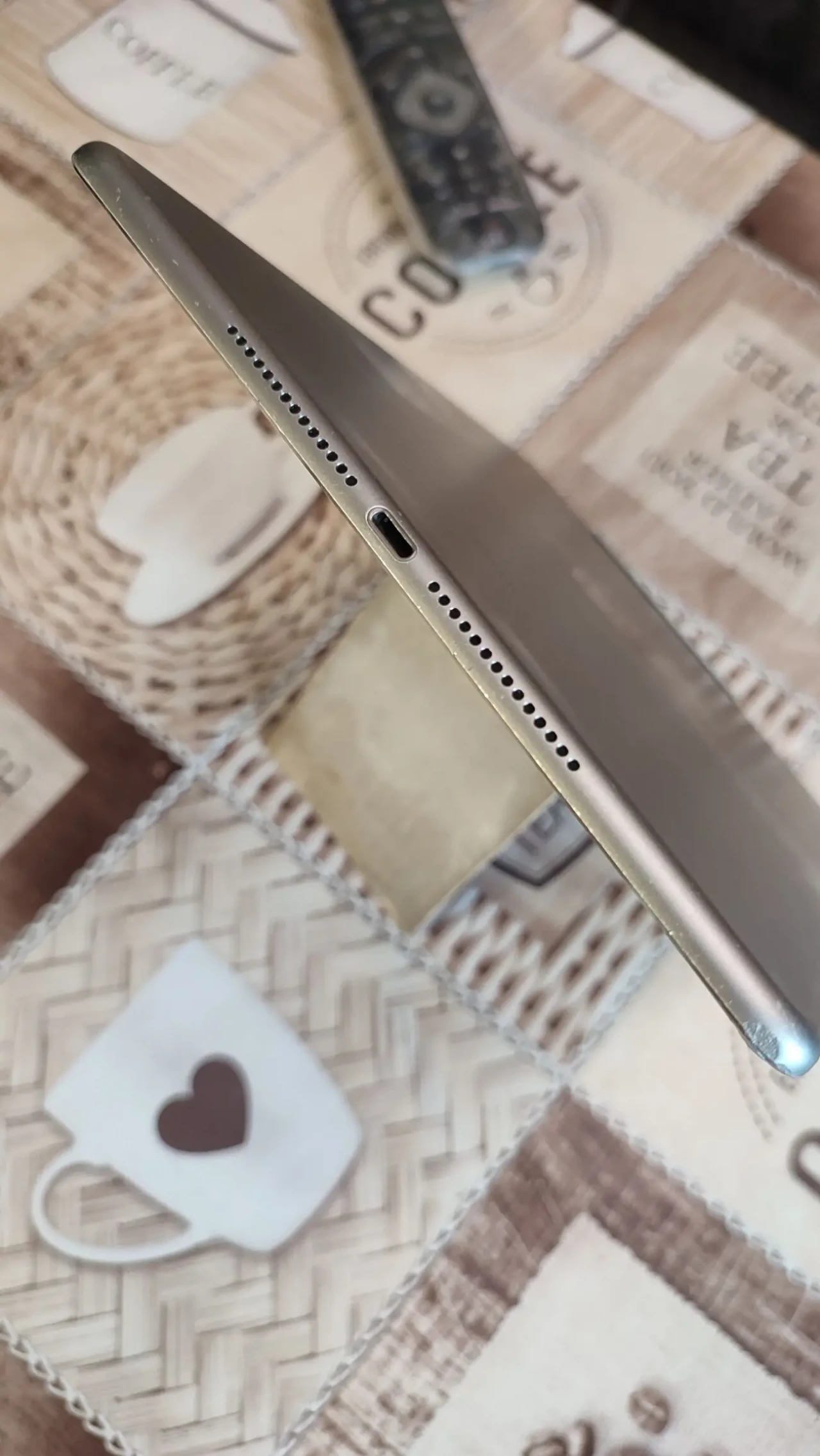 Продам планшет Apple iPad Air 2 Wi-Fi 2/16GB,гарний стан. 2