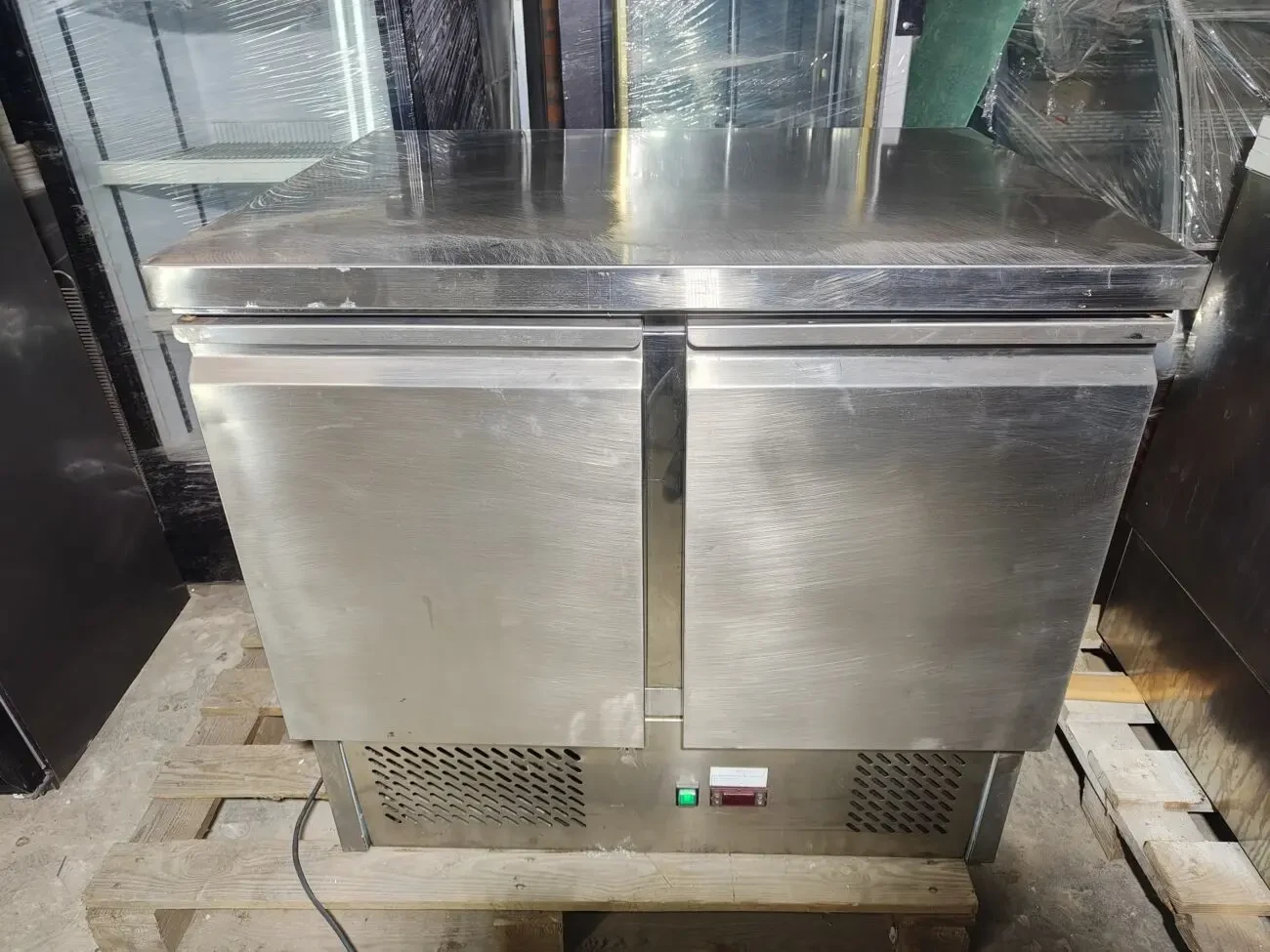 Холодильний стіл Hendi, стіл холодильний, холодильна вітрина