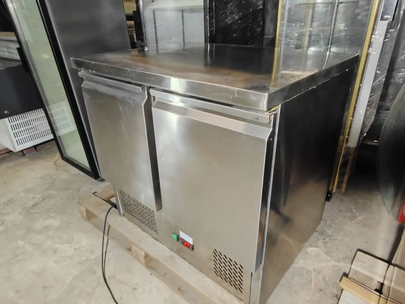 Холодильний стіл Hendi, стіл холодильний, холодильна вітрина 5