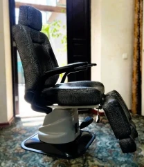 Педикюрне крісло кушетка косметологічна