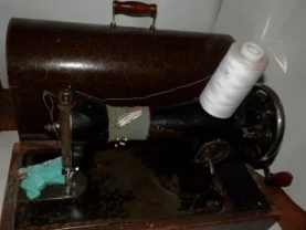Ручная швейная машинка.