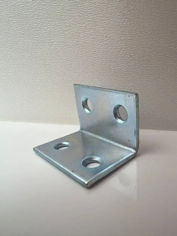 Куточок 20х20х30х1.5 кріпильний  меблевий металевий