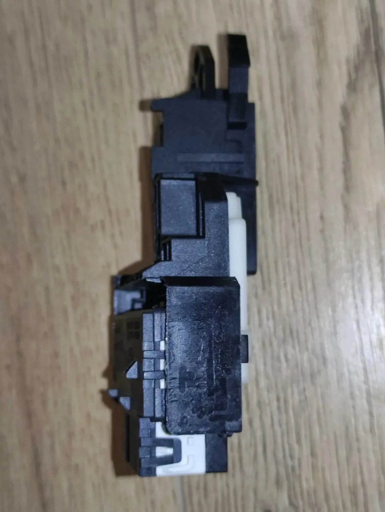 Замок люка пральної машини Electrolux 3