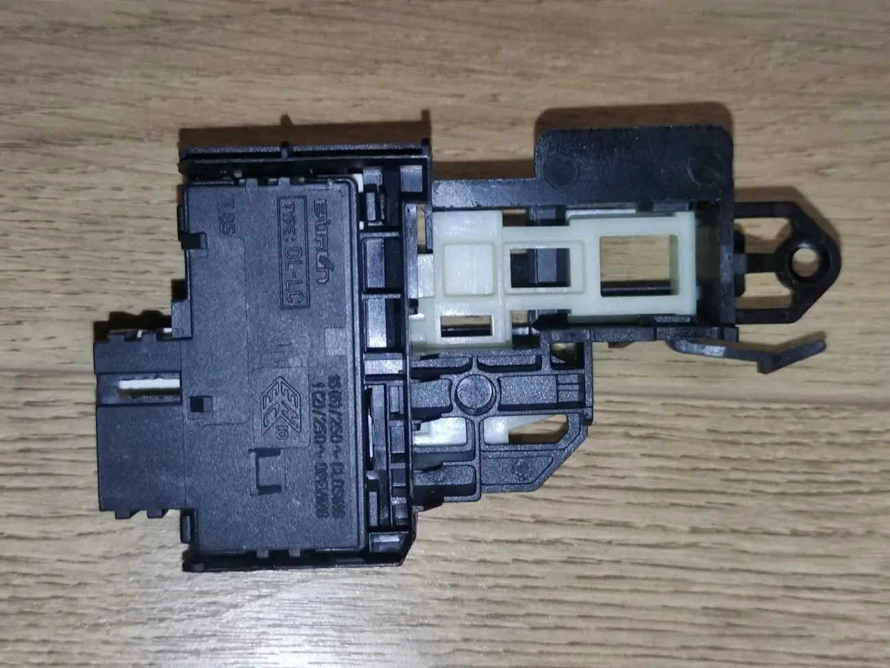 Замок люка пральної машини Electrolux