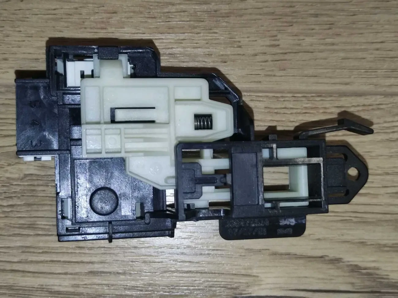 Замок люка пральної машини Electrolux 2