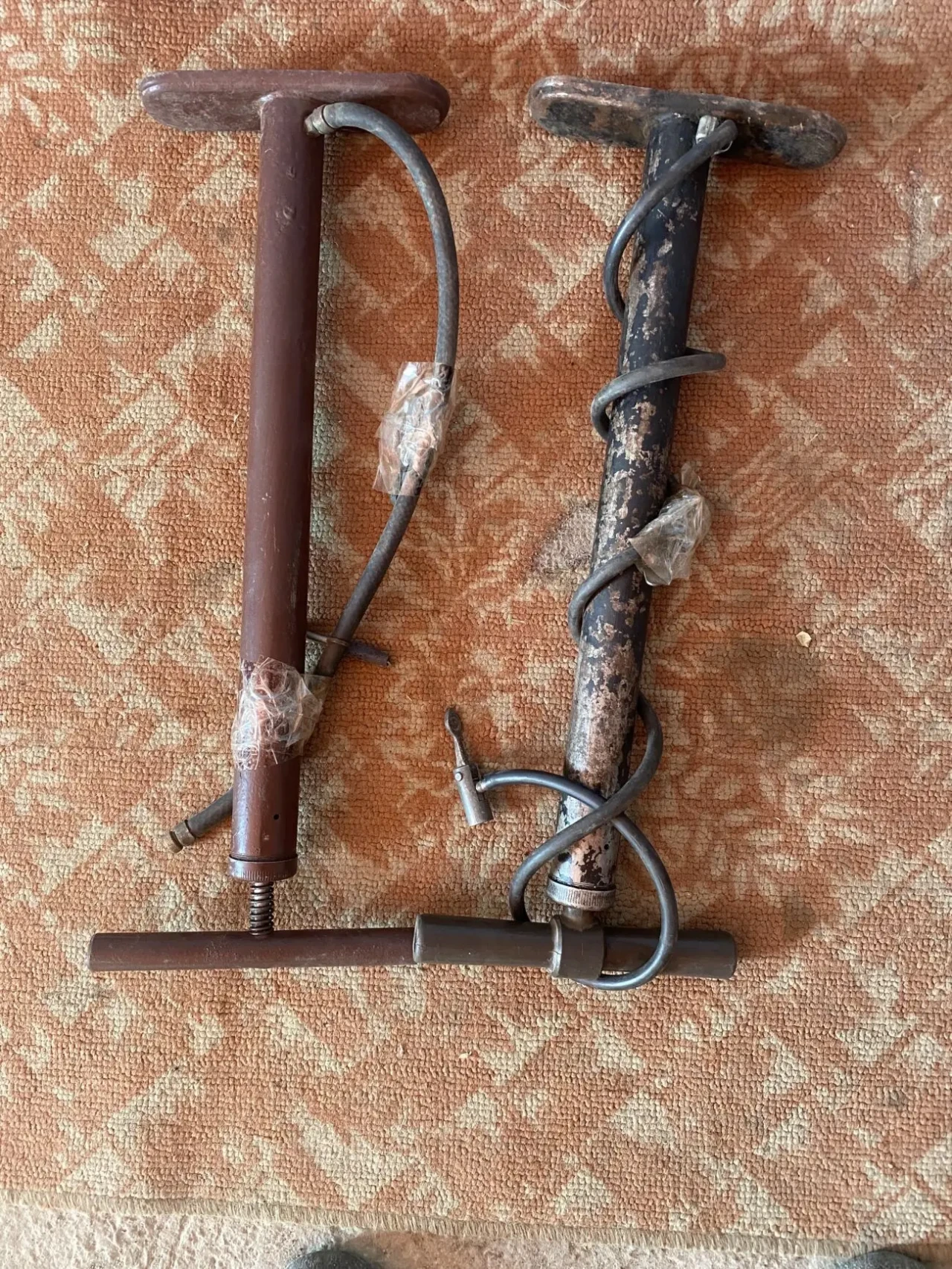 Ручной насос подкачки шин.