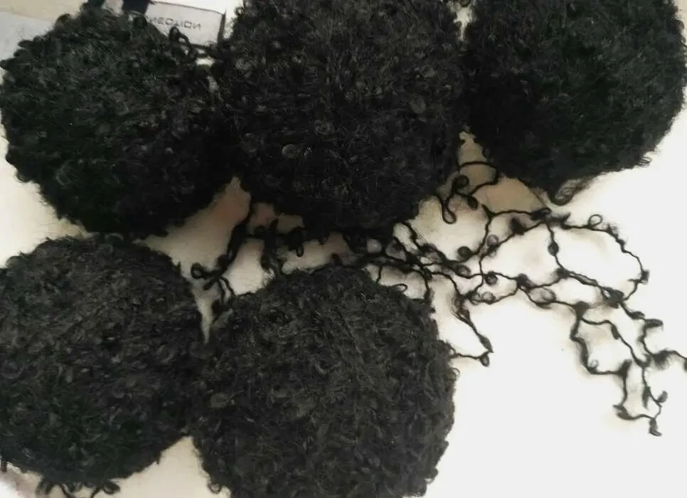 Пряжа черная нитки теплые пушистые Завиток, 64% Mohair, вес 260 г