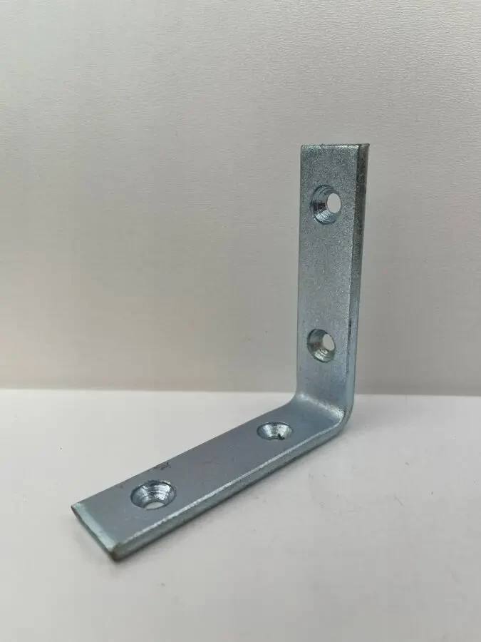 Куточок кріпильний  80х80х20х4 мм рівносторонній