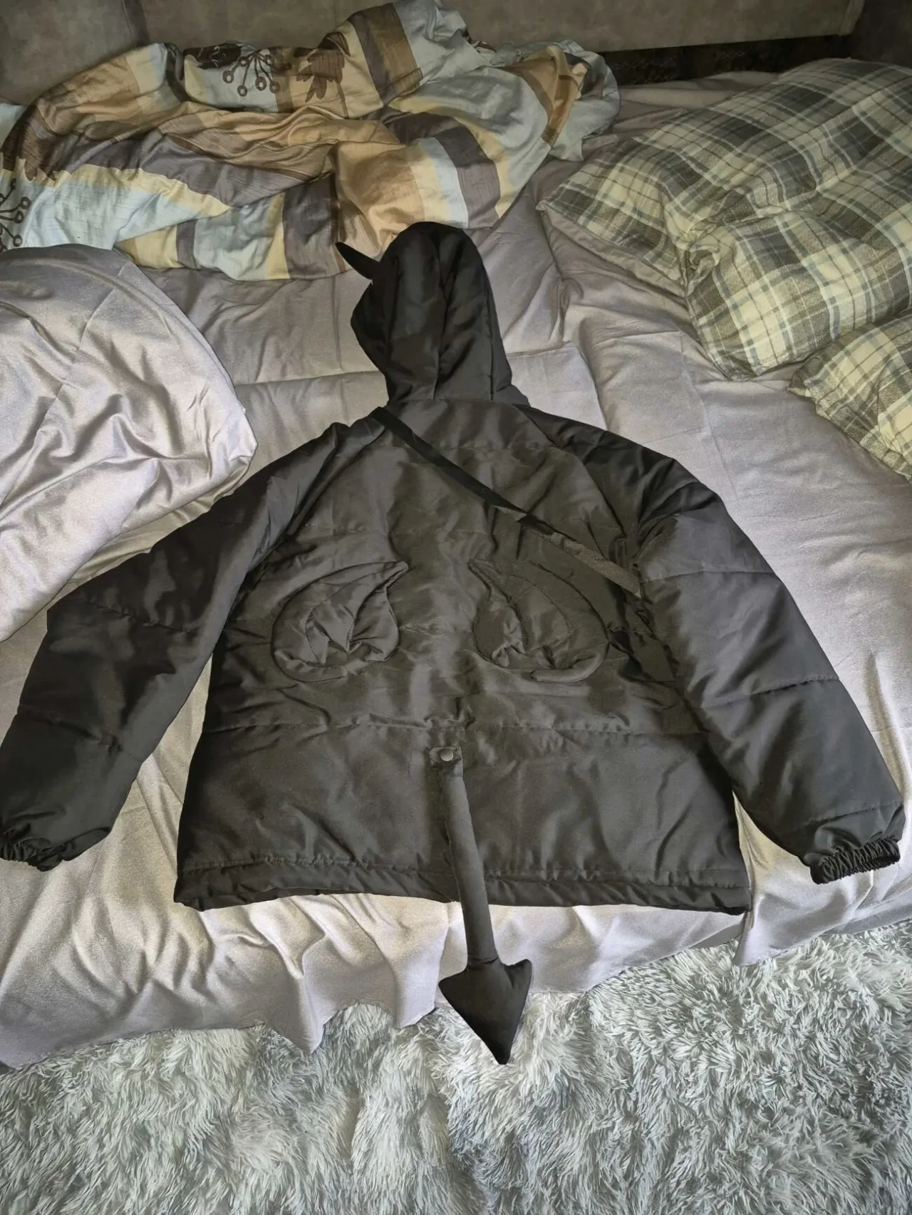 Продам новую курточку с рожками 3