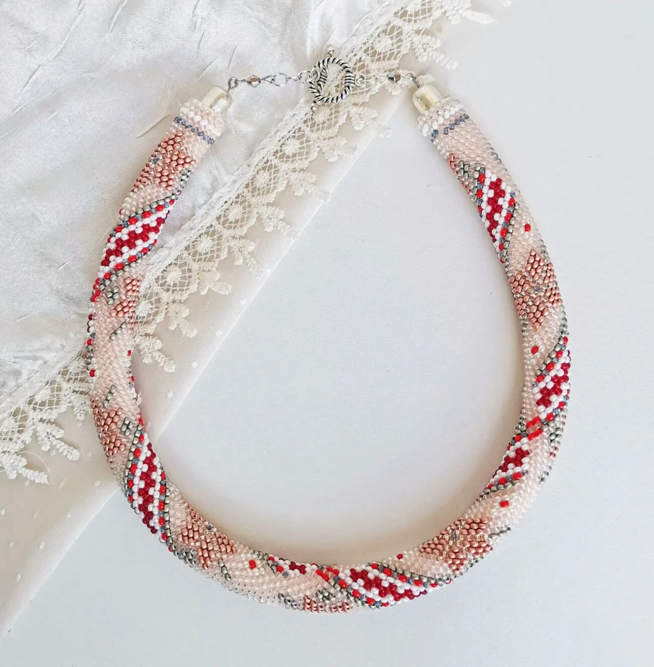 Прикраса із бісеру кольє-джгут Сузір'я вдачі