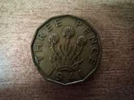 Монета 3 пенса 1941 года - Великобритания.