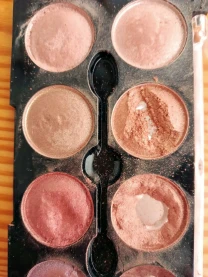 Палетка тон для лица нюд розовый беж компактная с зеркалом