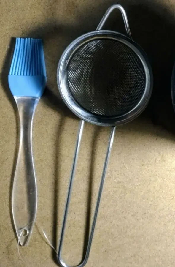 На кухню ситечко металл и кисточка силикон набор для чая