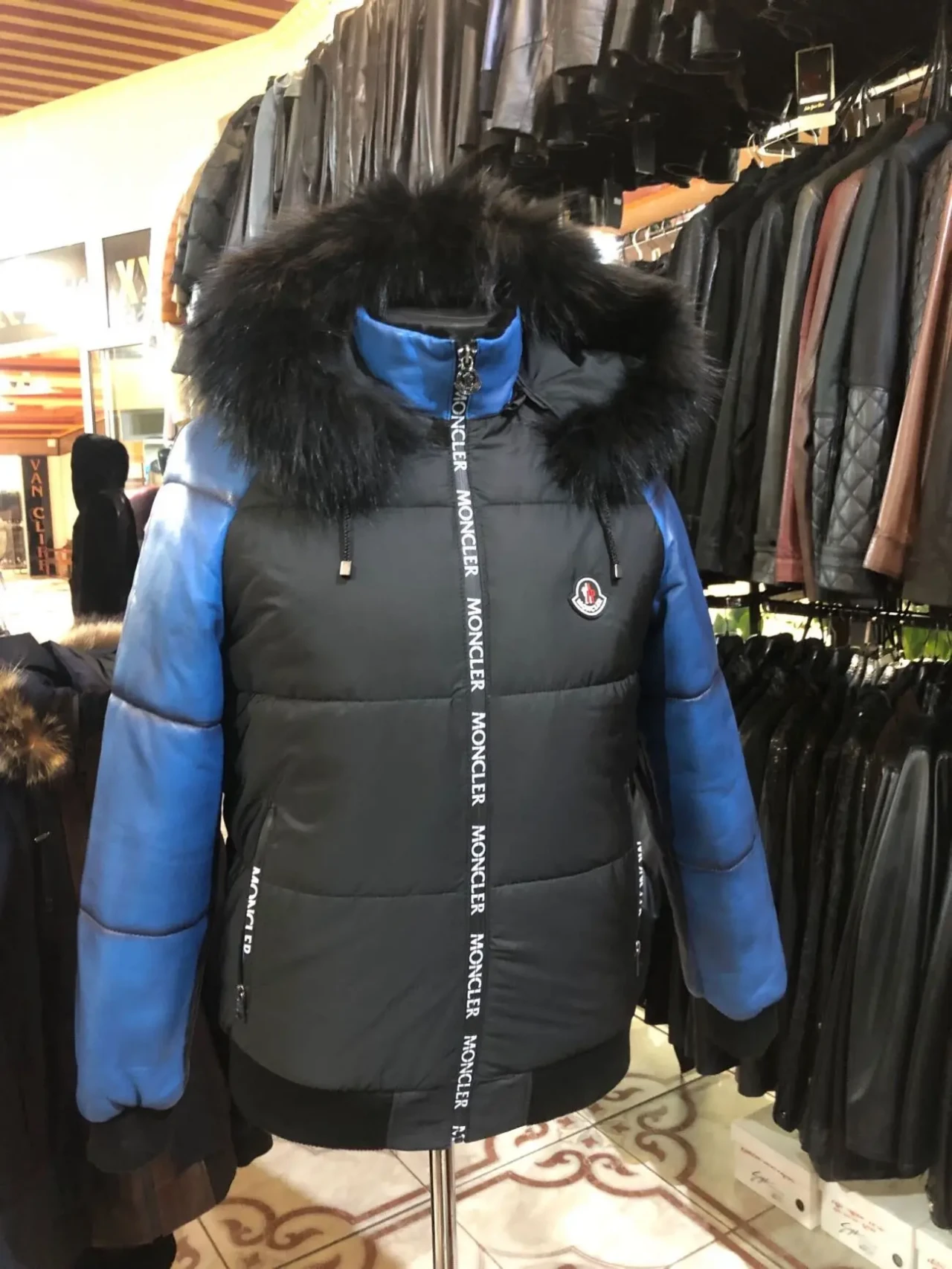 Пуховик на резинці,капюшон зйомний,з єнотом 4