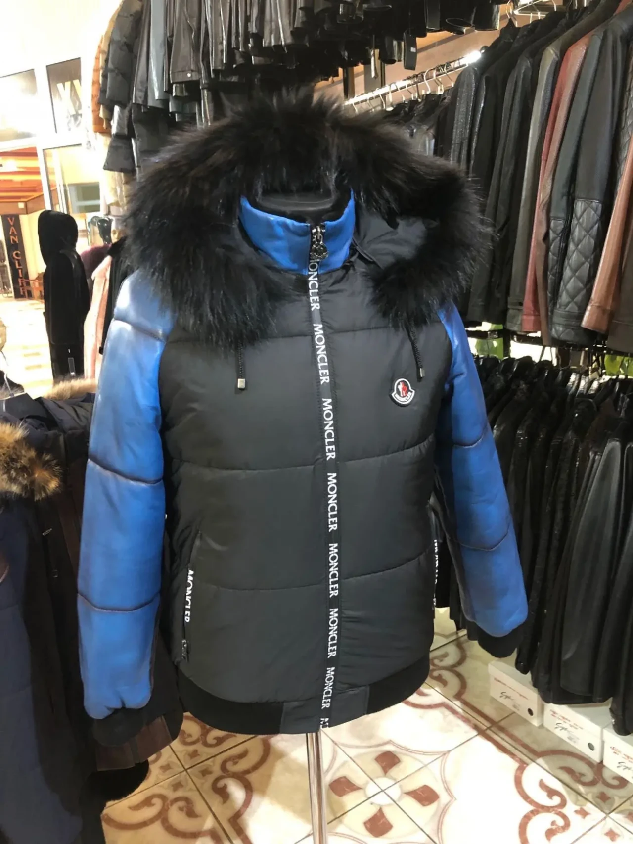 Пуховик на резинці,капюшон зйомний,з єнотом 5