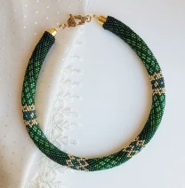 Прикраса із бісеру джгут-кольє Смарагдові чари