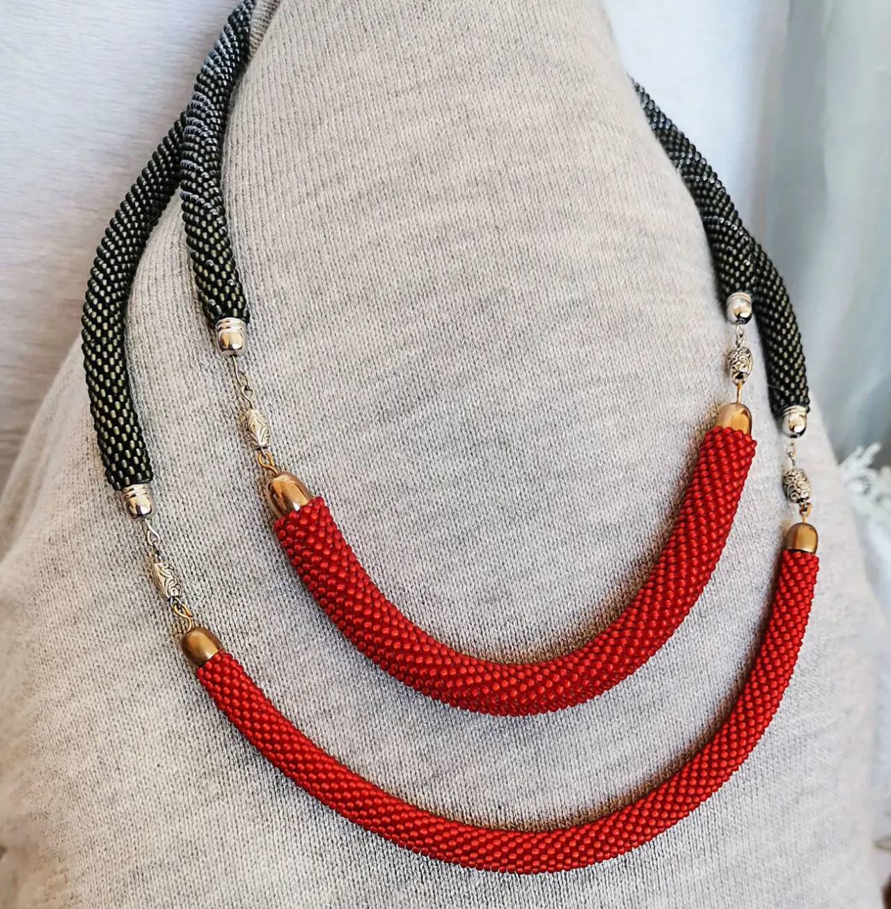 Прикраса із бісеру кольє-джгут Атлас