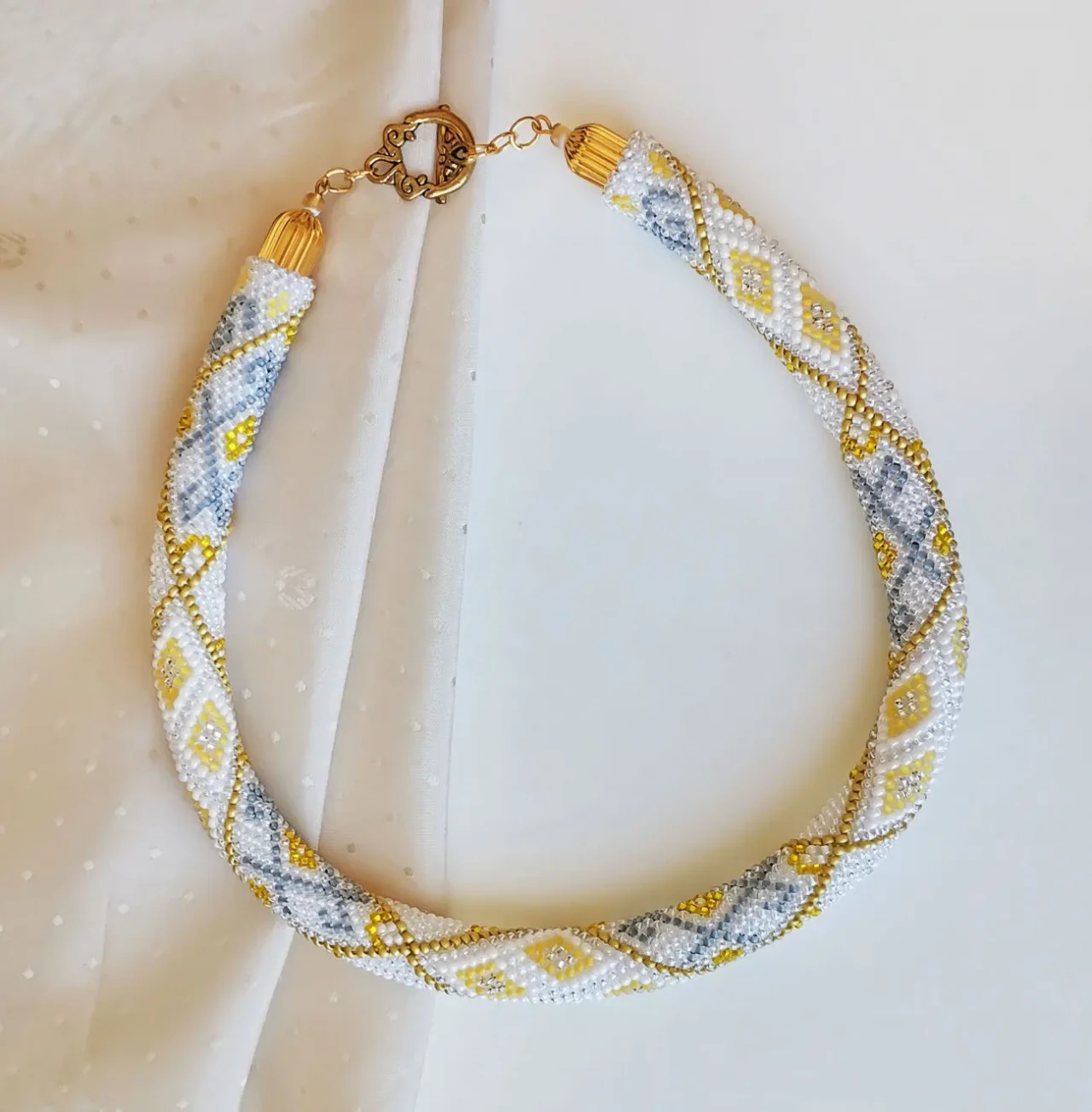 Прикраса із бісеру кольє-джгут Золота мрiя