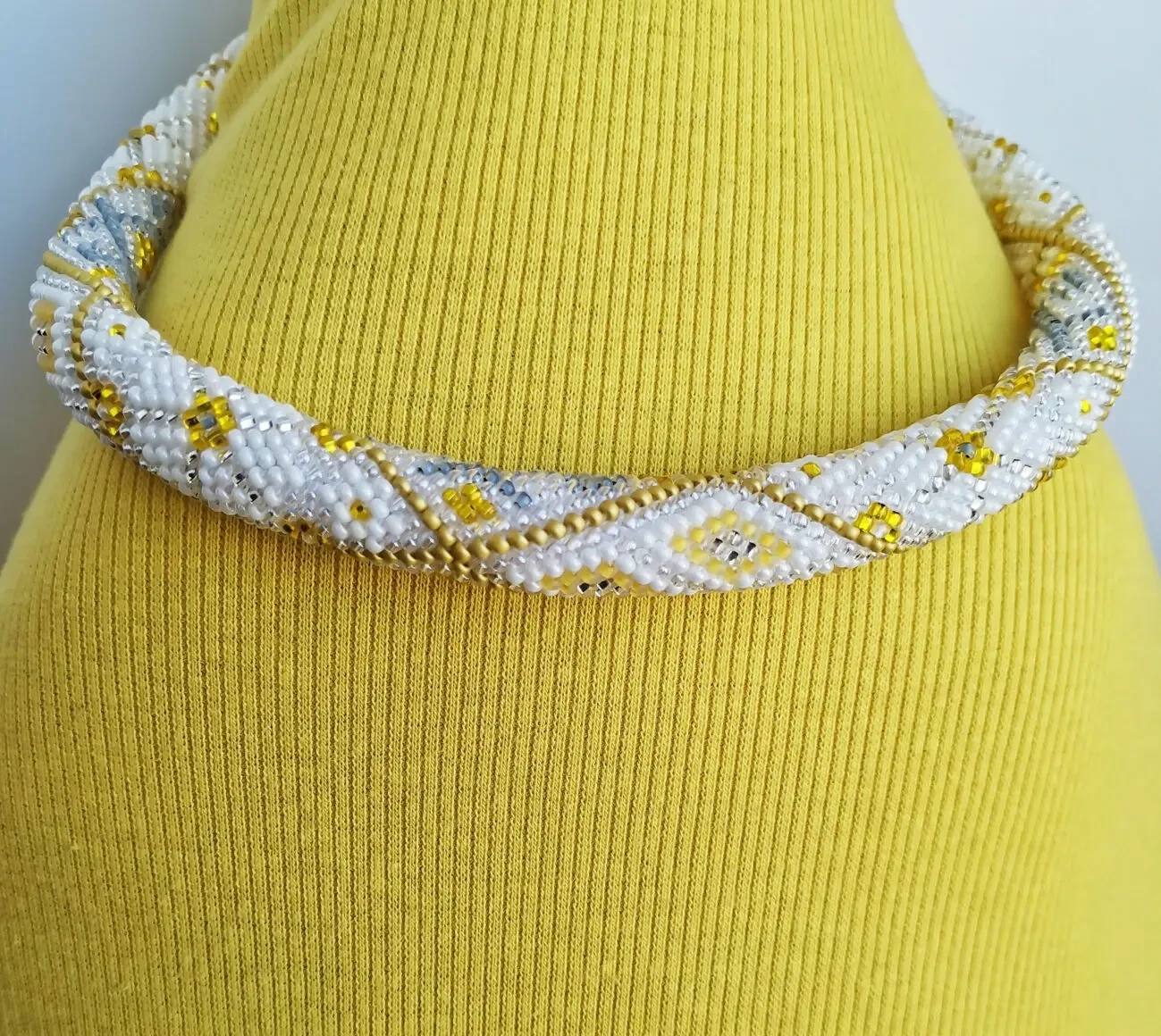 Прикраса із бісеру кольє-джгут Золота мрiя 9