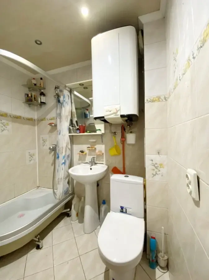 Продаю простору, з цікавим плануванням 2к.квартиру на Намиві 8