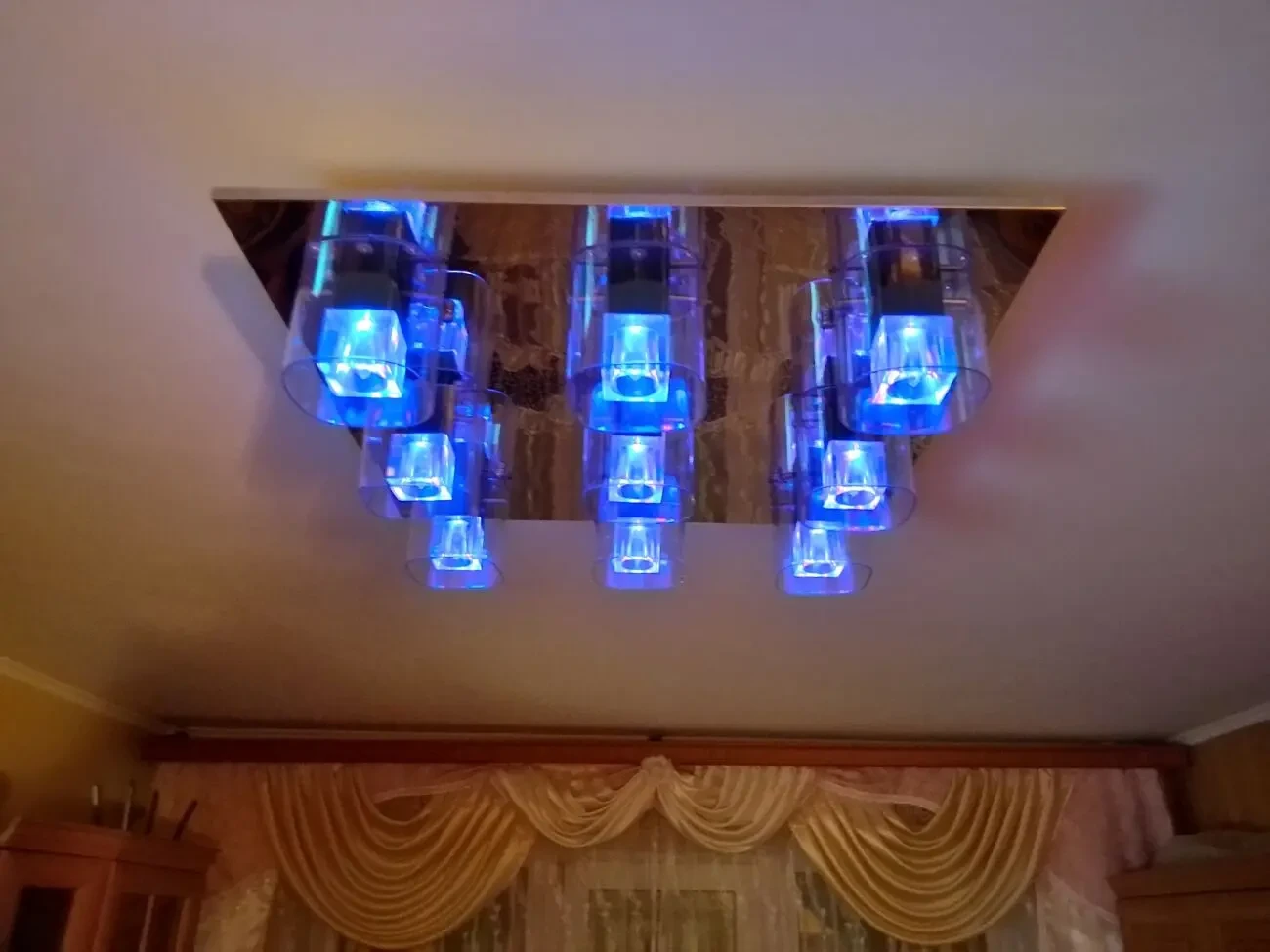 Світильник люстра в кімнату з галогенками і кольоровим світлом. 2