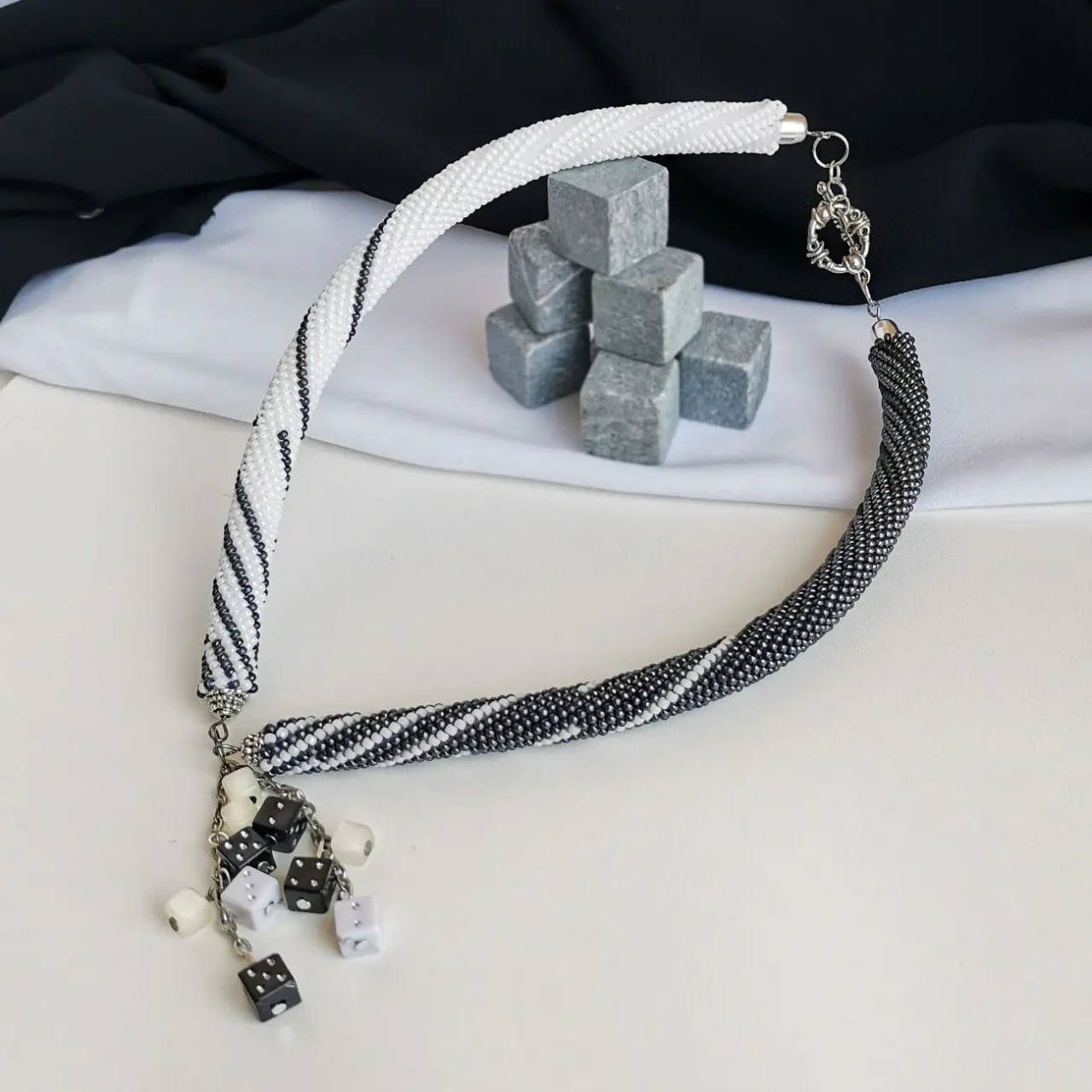 Прикраса із бісеру кольє-джгут Азарт 7