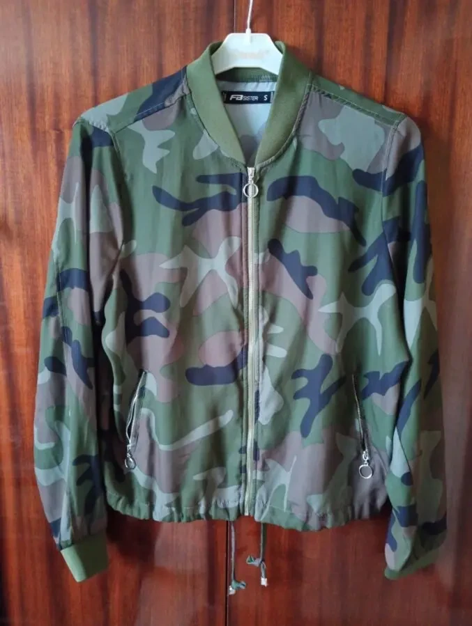 Женская олимпийка защитного цвета.