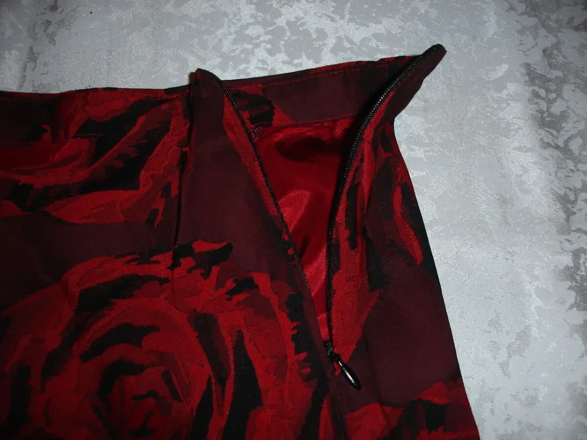 СПІДНИЦЯ М-ка бренду Desigual у червоні троянди. Підкладка. 4