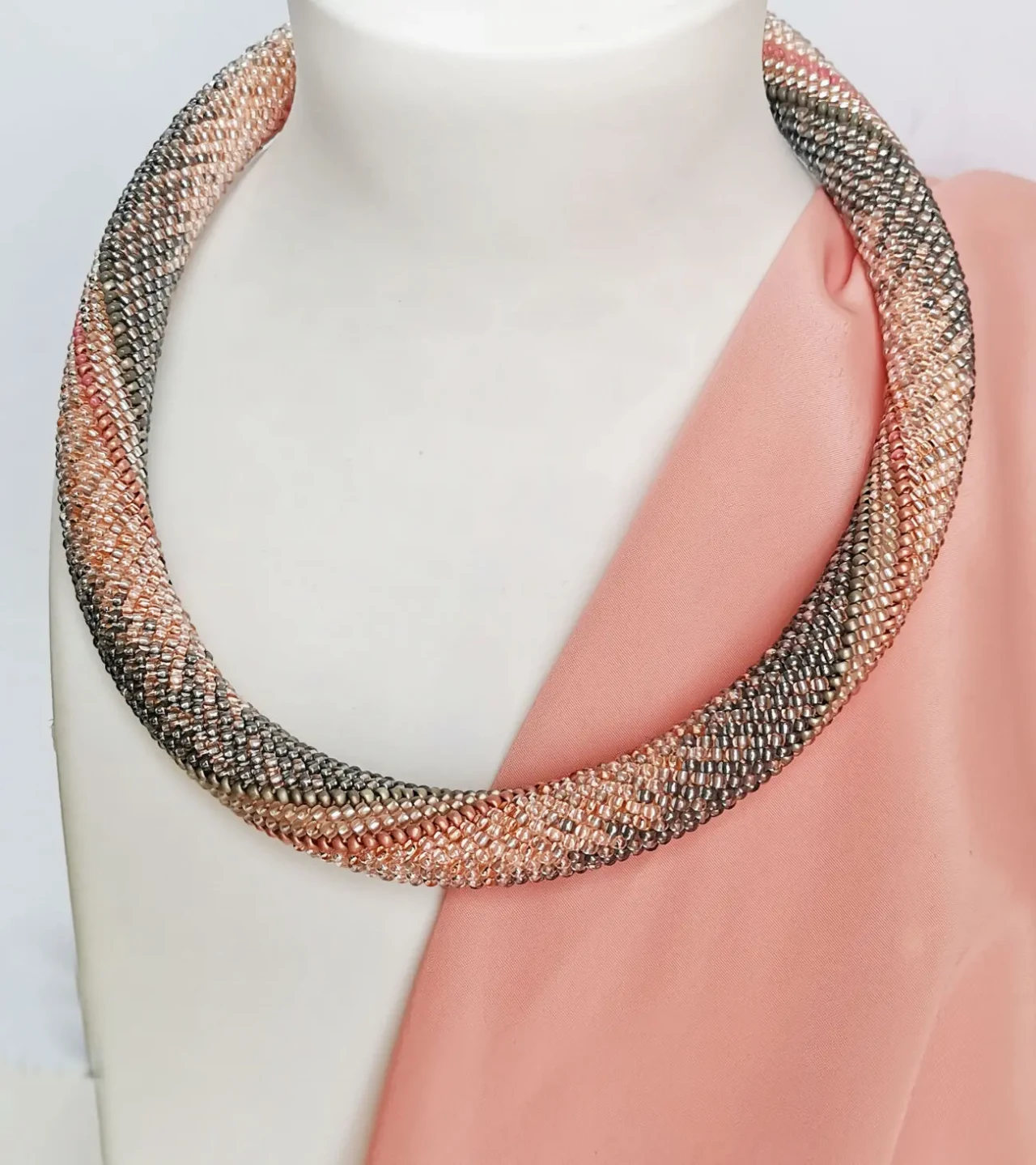 Прикраса із бісеру кольє-джгут Срібний світанок 2