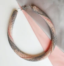 Прикраса із бісеру кольє-джгут Срібний світанок