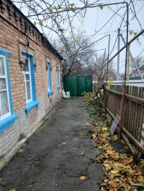 Пів будинку з великою ділянкою