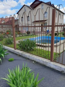 Затишний будинок на березі лиману