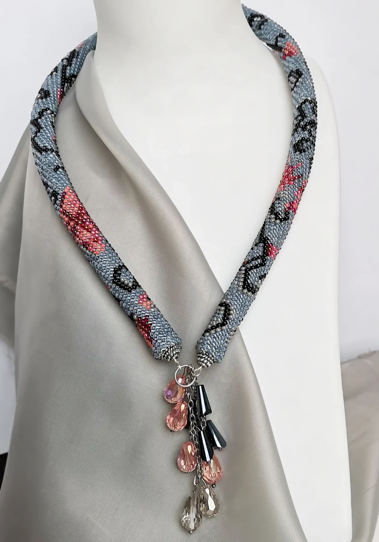 Прикраса із бісеру кольє-джгут Шовковий танок 3