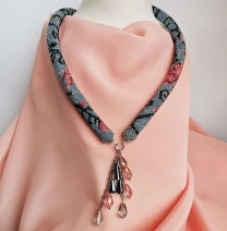 Прикраса із бісеру кольє-джгут Шовковий танок