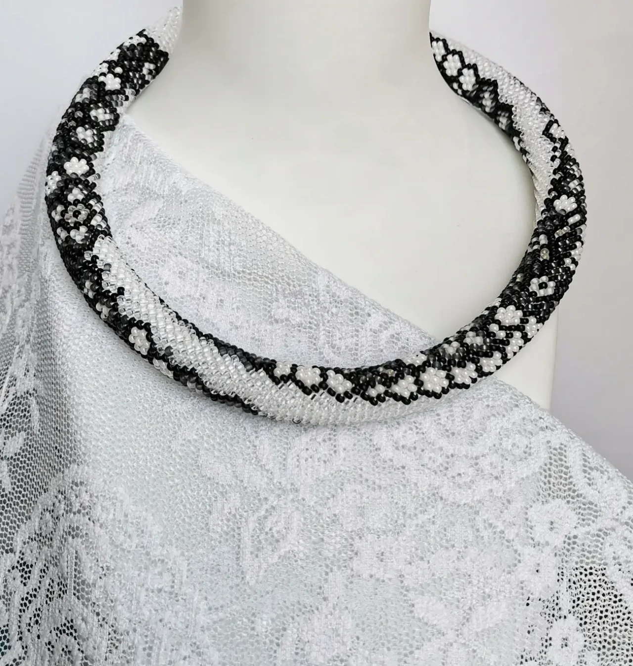 Прикраса із бісеру кольє-джгут Ажурні мрії 2