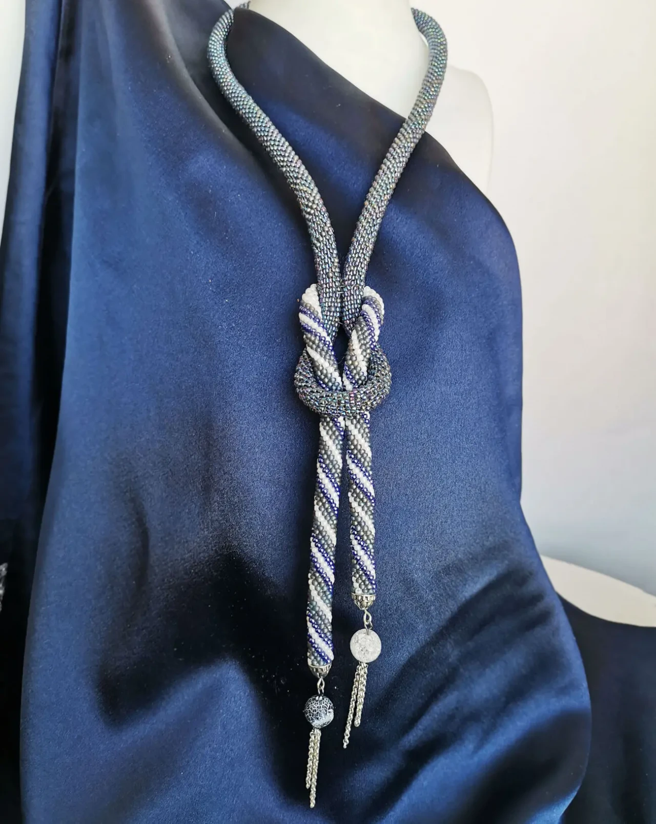 Прикраса із бісеру кольє-джгут Кришталевий Бриз 3