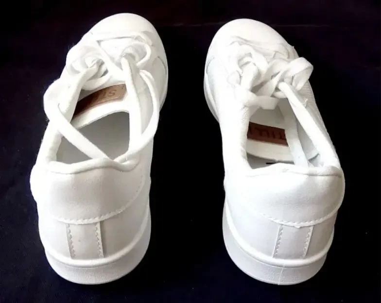 Продам кроссовки, бренд  STILLI , белый цвет , размер 37 . 6