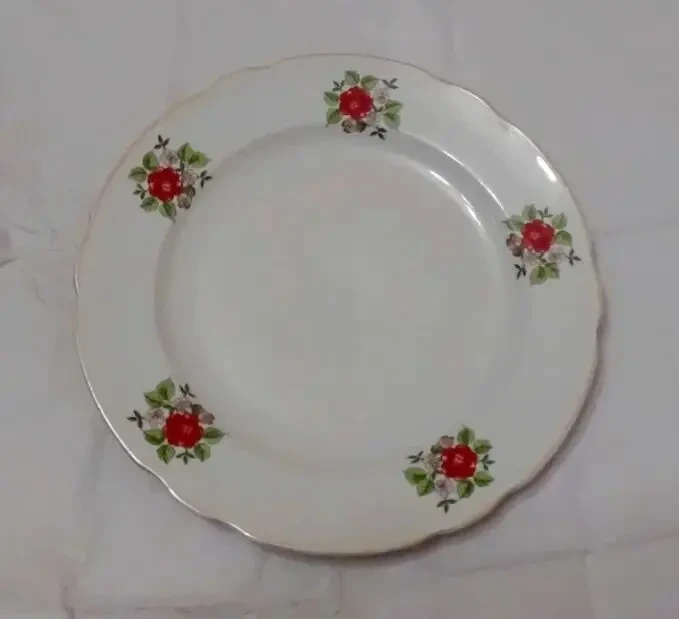 Тарелка  Розы  Коростеньского фарфорового завода (ссср).