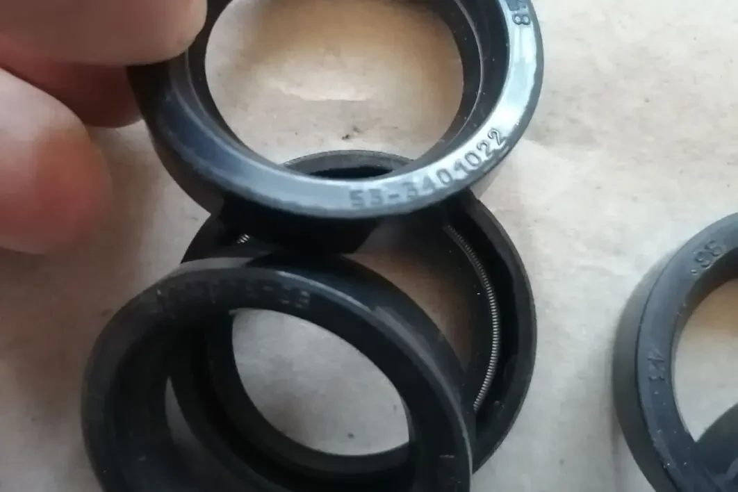 Сальник вала сошки газ 52, 53, 66, новый ссср 3