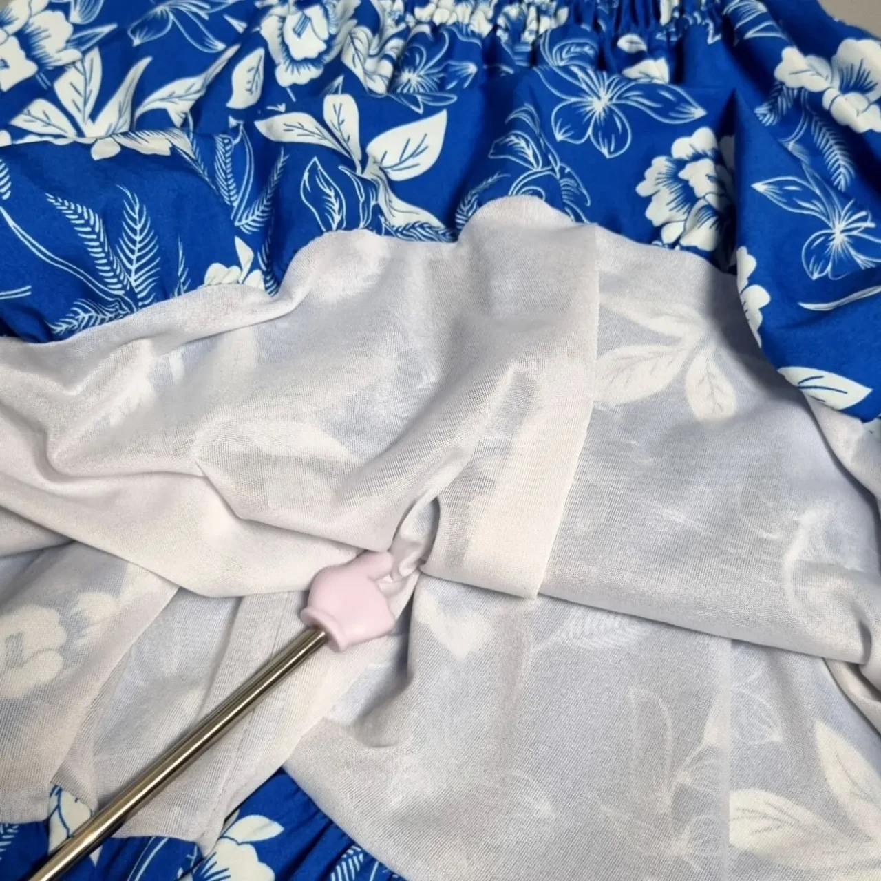 Блакитна сукня з квітковим принтом 8