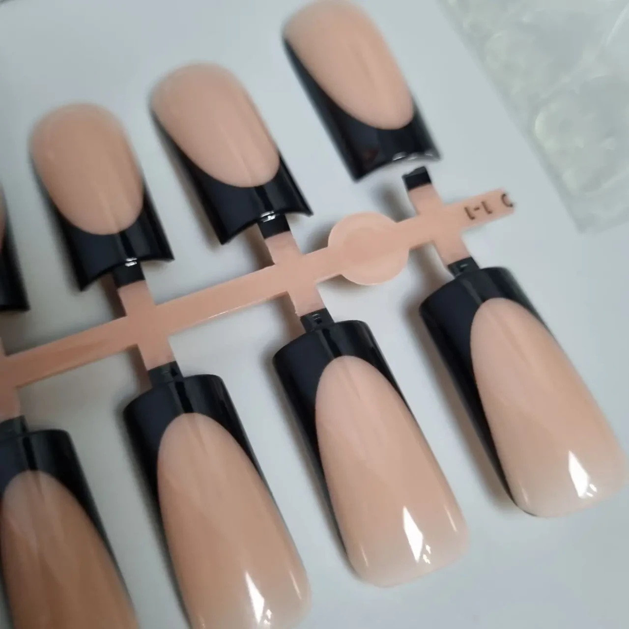 30 шт.накладні нігті черний френч з сердечками 5