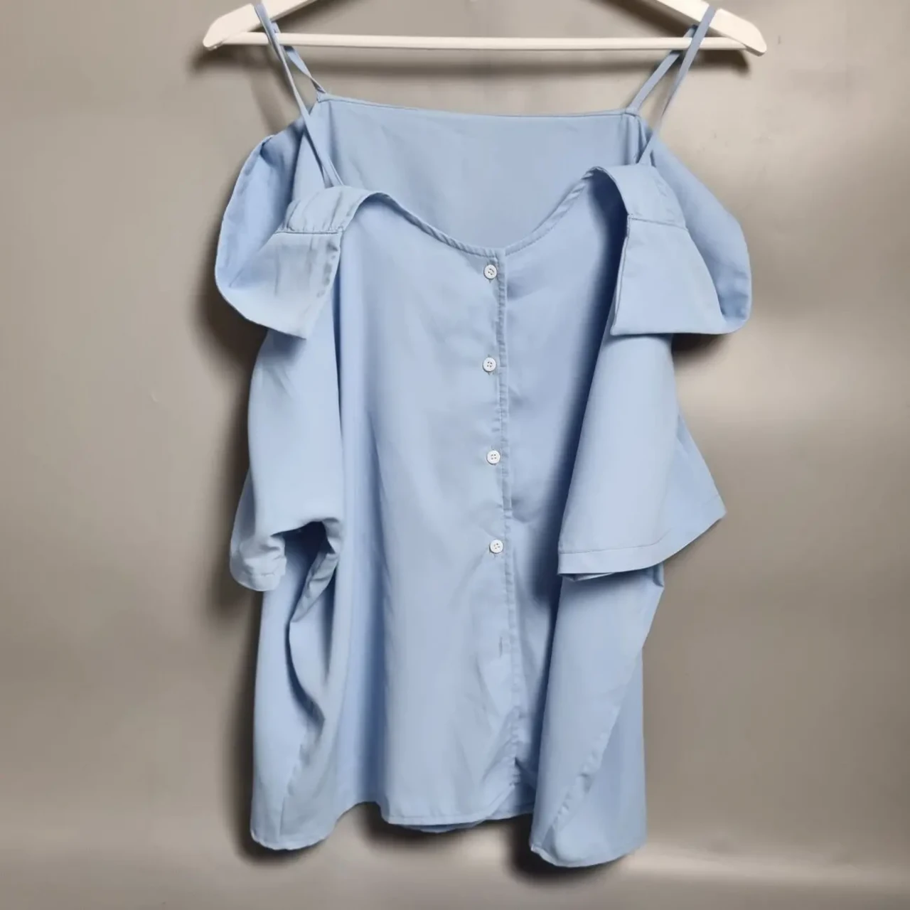 Блузка з відкритими плечима голубого кольору 2