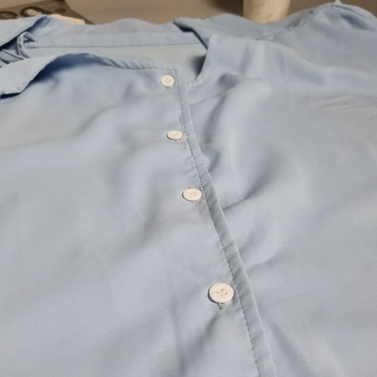 Блузка з відкритими плечима голубого кольору 7